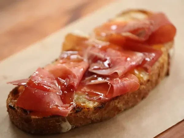 Tartine de brie, parma e geleia do Divino Café & Co